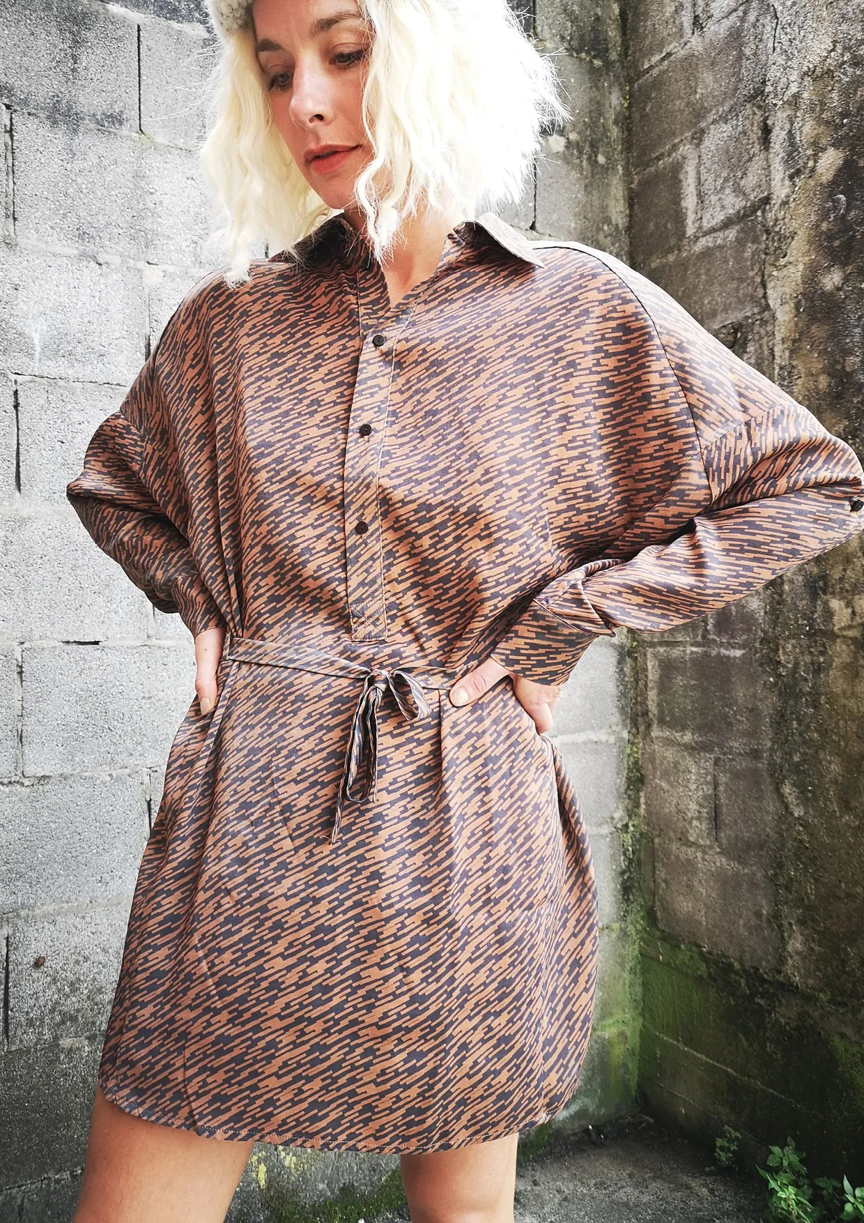 LIMITED EDITION - DRESS WITH BELT - PRINTED CUPRO grey/rust