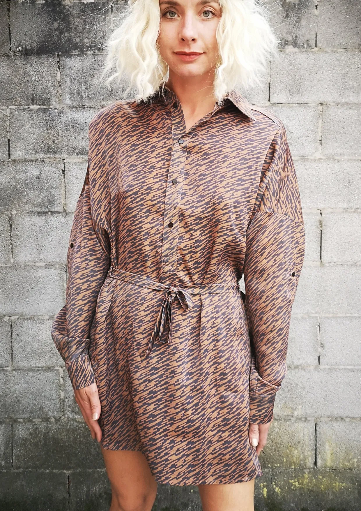 LIMITED EDITION - DRESS WITH BELT - PRINTED CUPRO grey/rust