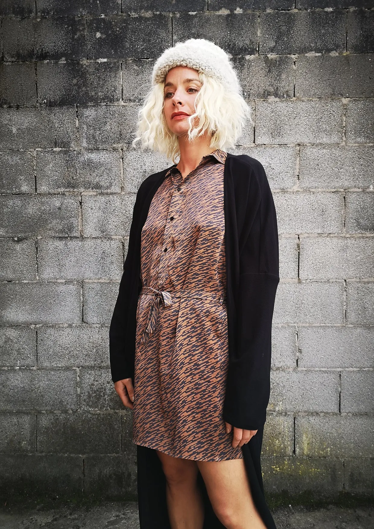 LIMITED EDITION - DRESS WITH BELT - PRINTED CUPRO grey/rust